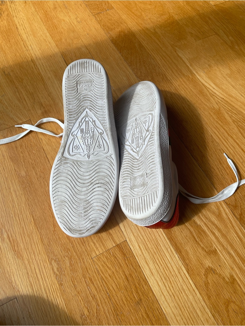 Women’s White Leather Low-Top Sneakers w/ Green and Red Stripe w/embroidered bee - Picture 8 of 8